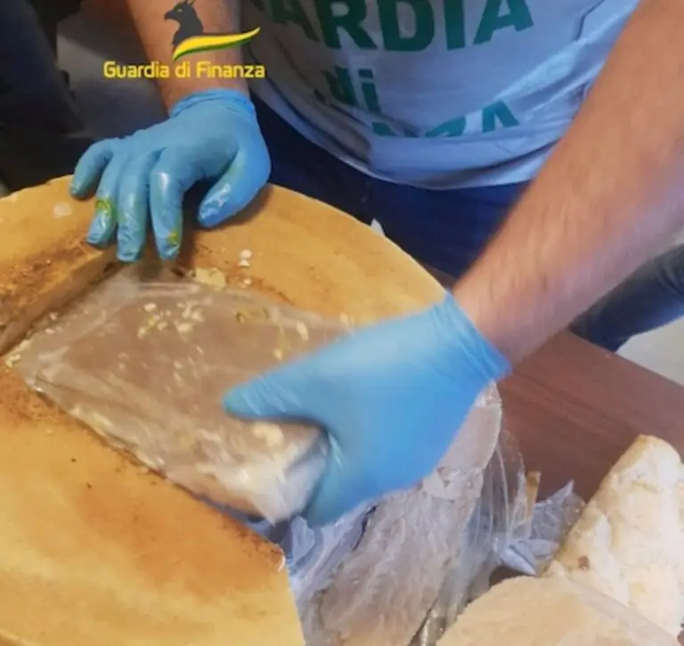 Coca viaggia su auto a noleggio, blitz della Dda: 10 arresti