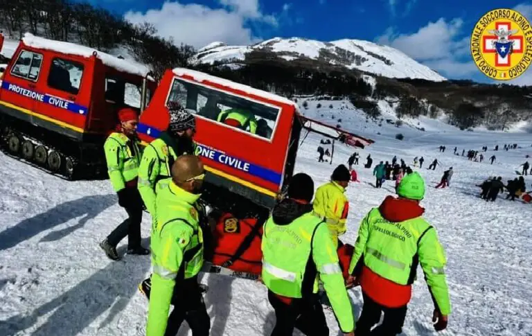 Rincorre i figli sulla neve, finisce immobilizzato all’ospedale