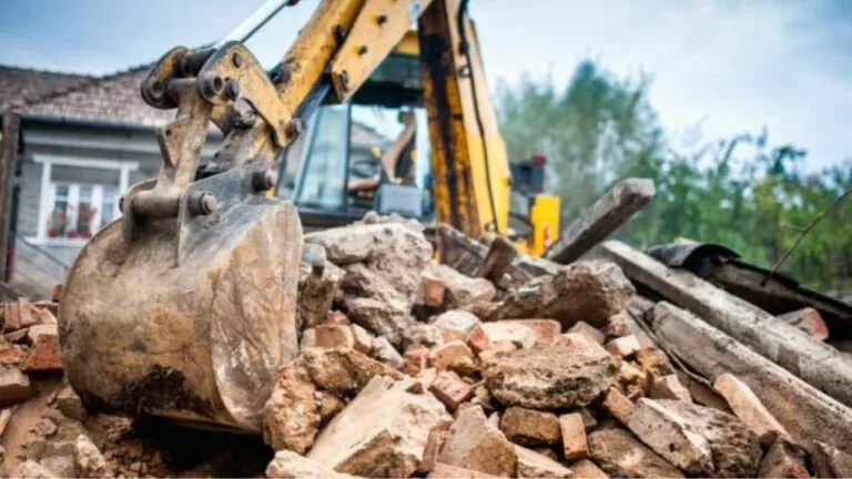 Ruspe in azione, demolita una casa completamente abusiva