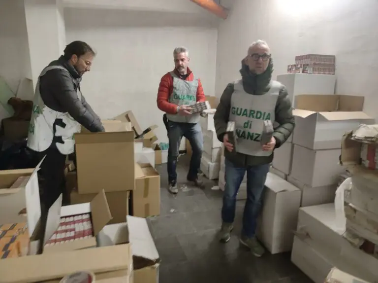 Finanza blocca consegna del carico da 100mila euro, arresto e sequestro record. FOTO