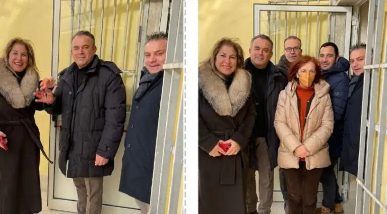 Giaquinto consegna le chiavi dell’ex casa del custode alla preside, diventerà una biblioteca scolastica