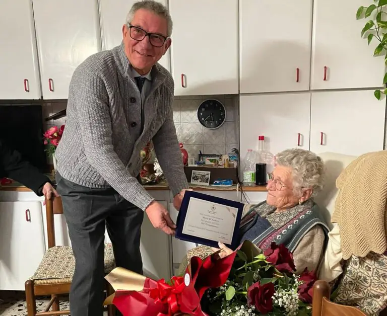 Città in festa per i 100 anni della signora Maria
