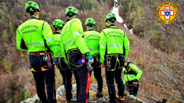 Finisce in un burrone mentre cerca funghi, ore di paura e tensione per un 60enne