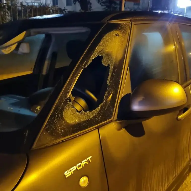 Trova l’auto danneggiata all’uscita dal lavoro, l’amaro sfogo del proprietario