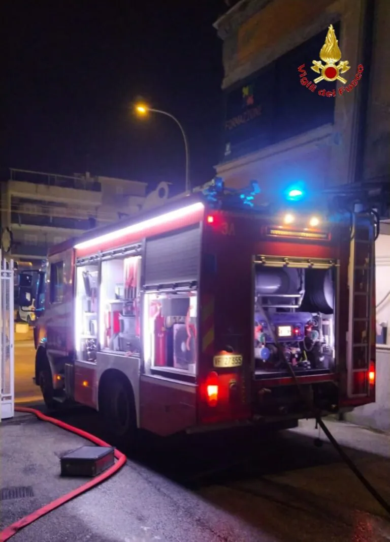 Incendio in appartamento nella notte, 40enne intossicato dal fumo