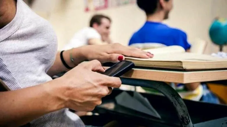 Cellulari vietati ai prof: la decisione della preside di un istituto casertano che fa discutere