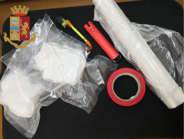 Avvia delivery della coca con la sua 3008, polizia lo ferma durante uscita di coppia