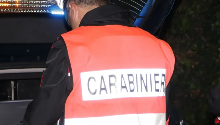 Ruba cellulare a una turista e picchia un carabiniere: scatta l’inseguimento