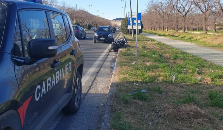 Scappano dai carabinieri e travolgono centauro sul Vialone: viaggiavano con l’hashish a bordo