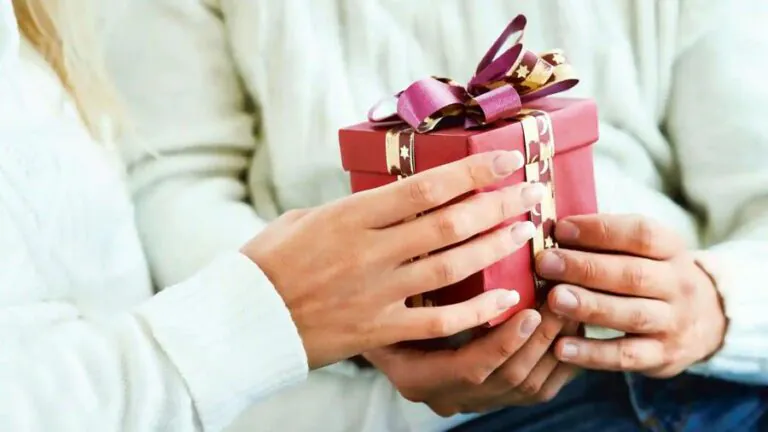 Hai ricevuto soldi come regalo natalizio? Ecco quando devi dichiararli all’Agenzia delle Entrate