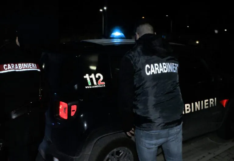 Incendio, stalking e occupazione abusiva, un arresto e una misura cautelare