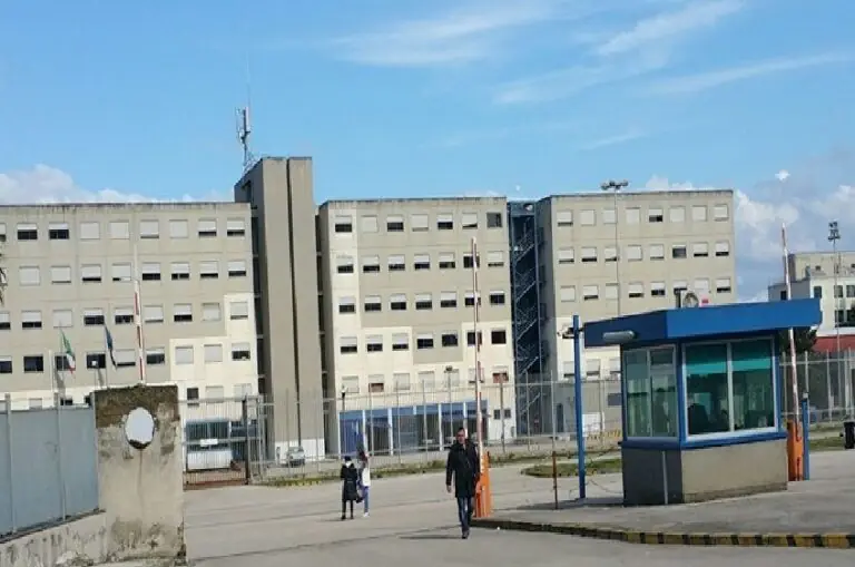 Detenute se le danno di santa ragione
