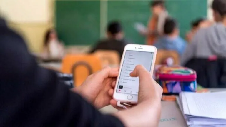 Paura a scuola: cellulare esplode all’improvviso in classe