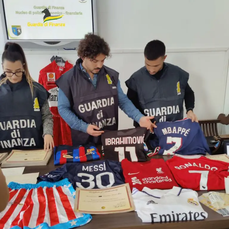 Scoperto giro di cimeli contraffatti: falsi di Rocky, Papa, Queen e miti di calcio e musica