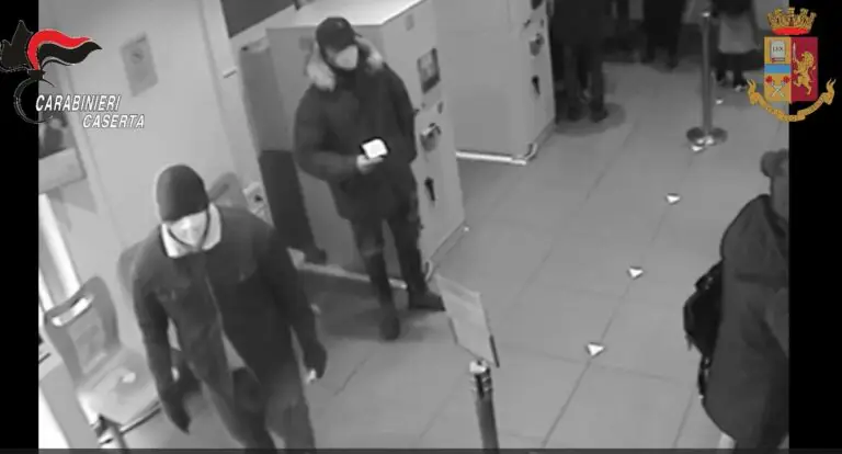 IL VIDEO. Ecco chi sono i due rapinatori stanati: così terrorizzavano gli uffici postali