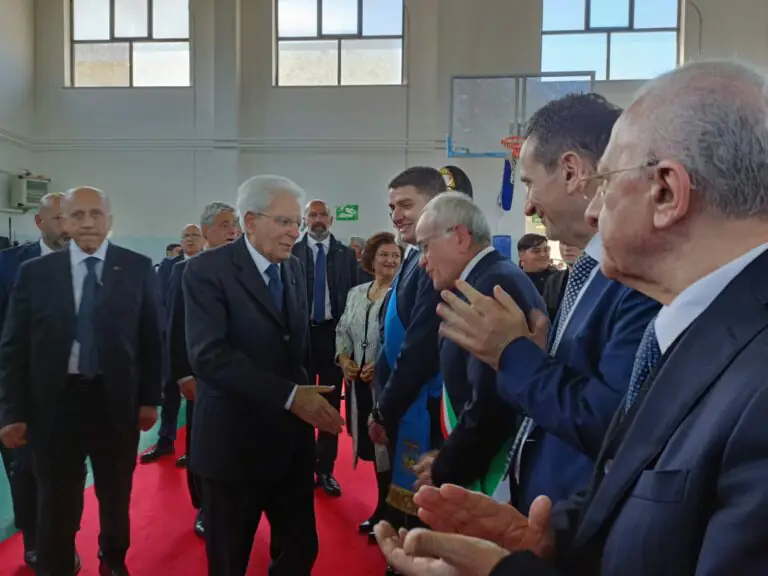 Selfie con gli studenti, commozione dei testimoni e promessa a Don Diana: Mattarella è la Primavera di Casale