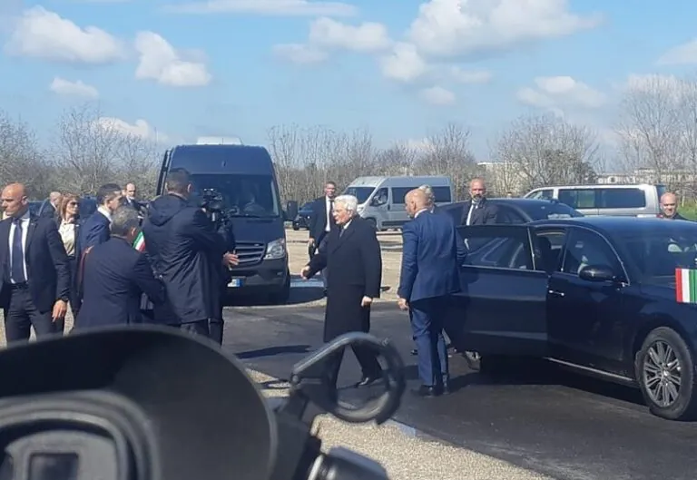 Mattarella sulla tomba di don Diana: l’incontro con la famiglia del prete-eroe
