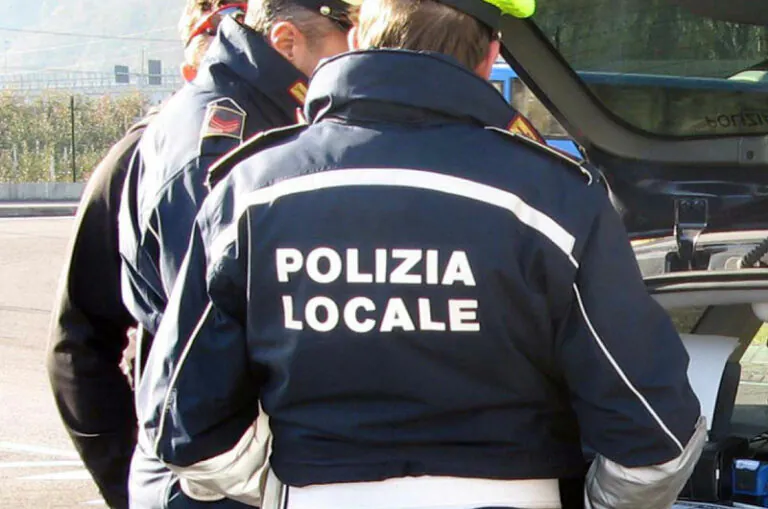 Aggredisce un uomo e lo manda in ospedale: l’intervento della Polizia Locale