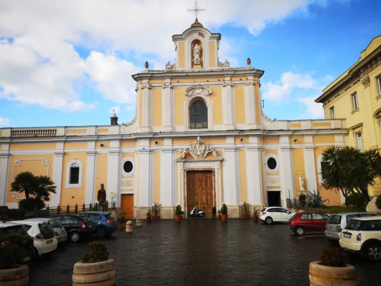 Invasione di clochard tra Duomo e Università, fontante diventano bagni privati