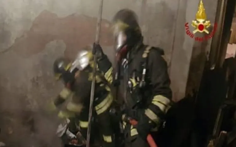 Scoppia incendio in casa, muore 55enne: tre vivi per miracolo