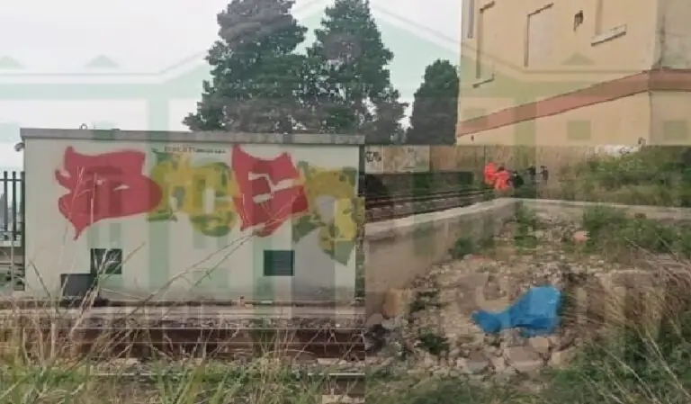 Writer ucciso dal treno identificato solo grazie al cellulare: aveva 24 anni. Fatali le cuffie