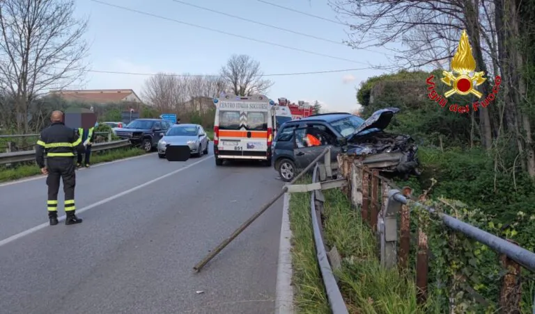 Schianto sulla Casilina, il bilancio dei feriti: 4 intrappolati nell’auto. Foto