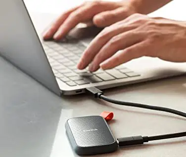 Archivia i tuoi file con velocissimo SSD portatile SanDisk 1TB: grande sconto Amazon(-59%)