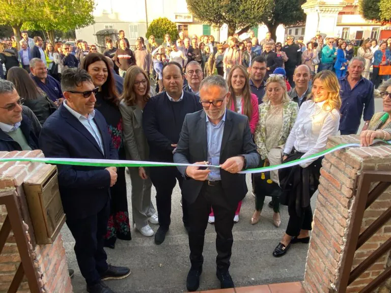 Taglio del nastro per la sede di De Felice