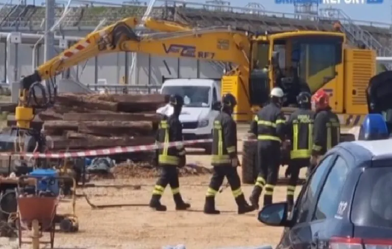 Due operai precipitano dal carrello elevatore
