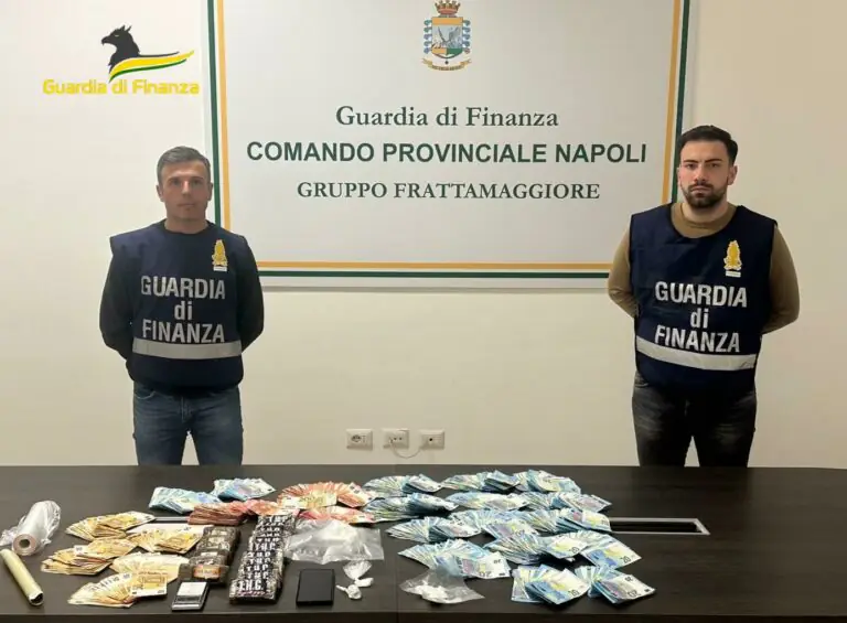 Padre e figlio arrestati con 2 chili e mezzo di droga: volevano lanciarla dal balcone. FOTO E VIDEO