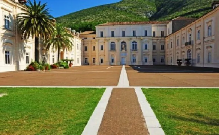 Assaltano il Belvedere di San Leucio e rubano registratore di cassa, è caccia ai banditi