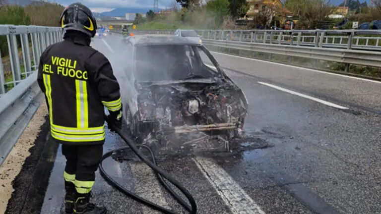 Auto con coniugi avvolta dalle fiamme: erano diretti in Puglia