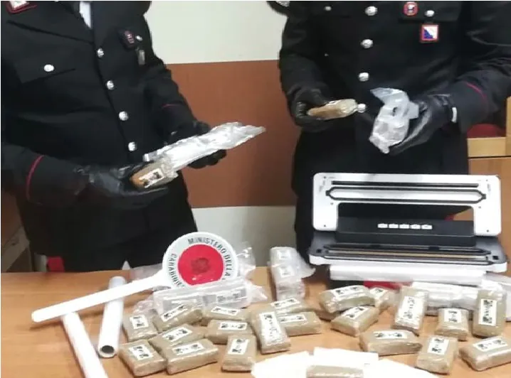 Lancia zaino con la droga dalla finestra ma becca i carabinieri