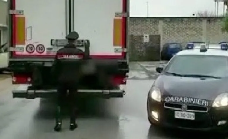 Camionista pestato nel piazzale dell’azienda, il giallo e l’indagine dei carabinieri