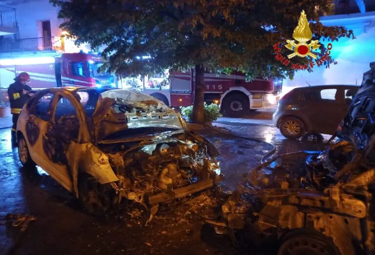 Auto incendiate in centro, due distrutte dalle fiamme. FOTO