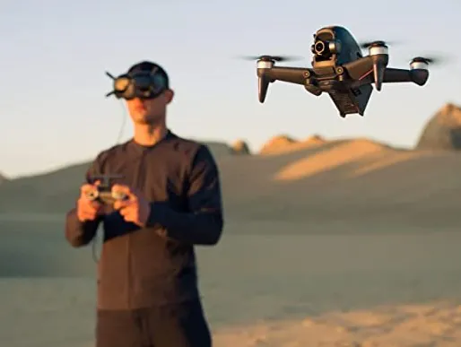 DJI FPV Combo: uno spettacolo di Drone con visore integrato, video in 4K, esperienza di volo immersiva (-23%)