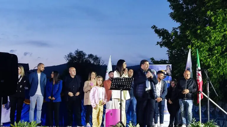 Antonella Lettieri saluta dopo le elezioni