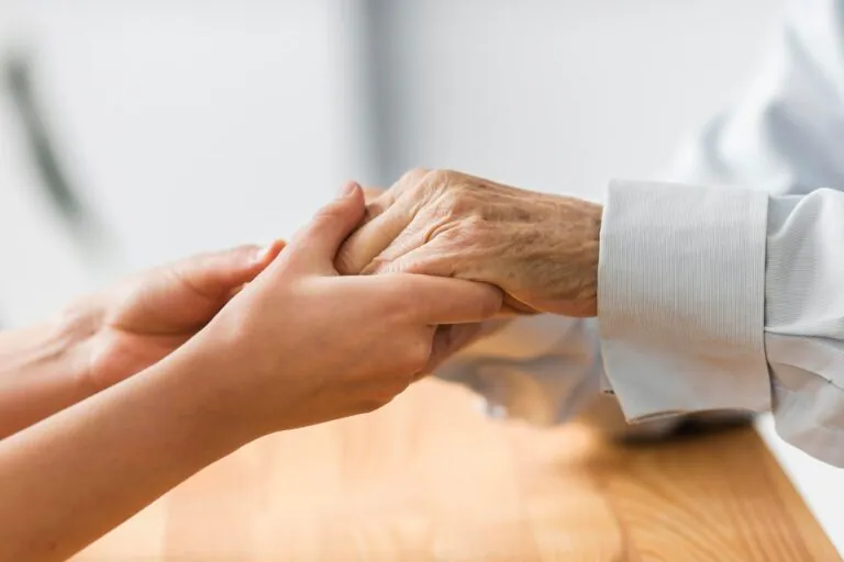 Arriva il bonus di 750 euro per chi assiste un familiare