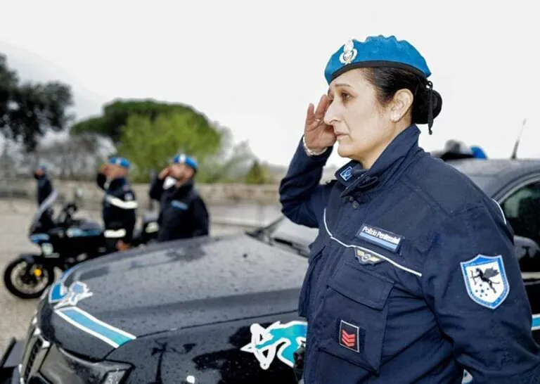 La foto. Agente e madre muore all’improvviso, il dolore dei colleghi per Imma
