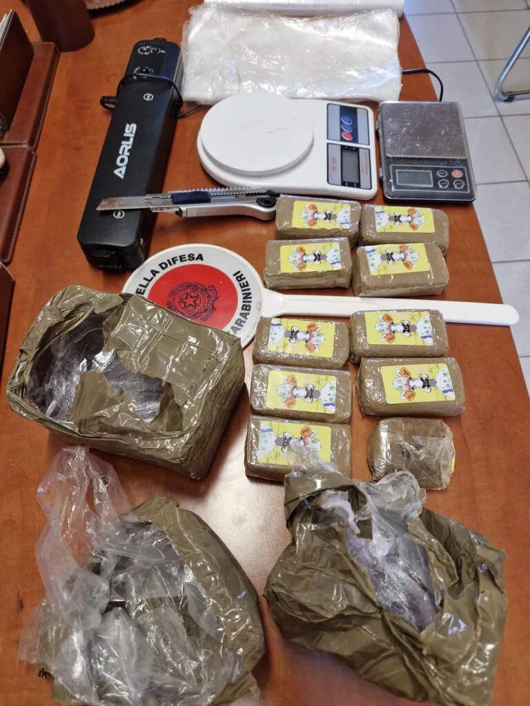 Nascosto un chilo di droga tra stanzino e contatore. FOTO