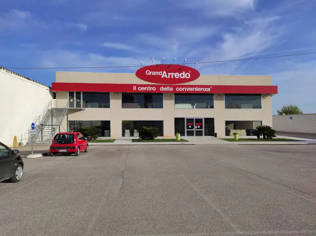 Attesa per l’inaugurazione del maxistore di arredamento: divani a 10 euro