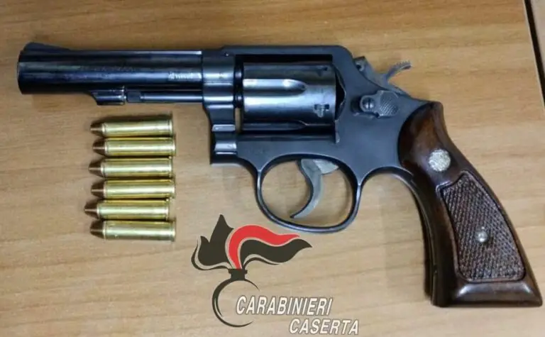 Si presenta con la pistola a scuola e minaccia il compagno dell’ex: studenti barricati, lui fermato