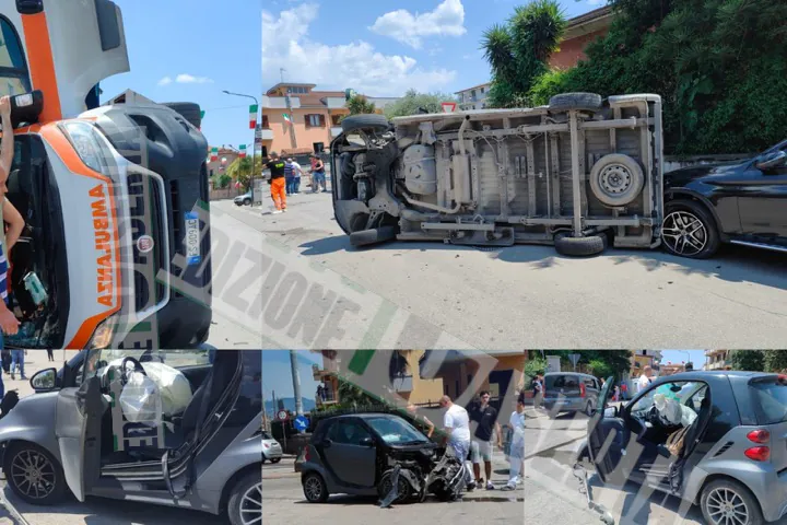 Incidente choc alla rotonda, ambulanza si ribalta dopo impatto