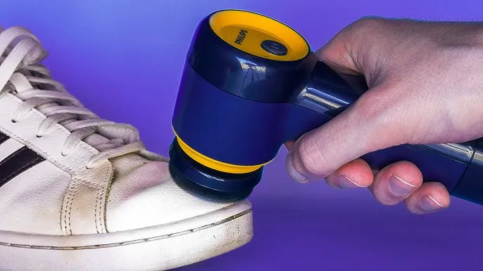 Philips Sneaker Cleaner: dotato di 3 diverse testine per una pulizia efficace, costa SOLO 30€ su Amazon