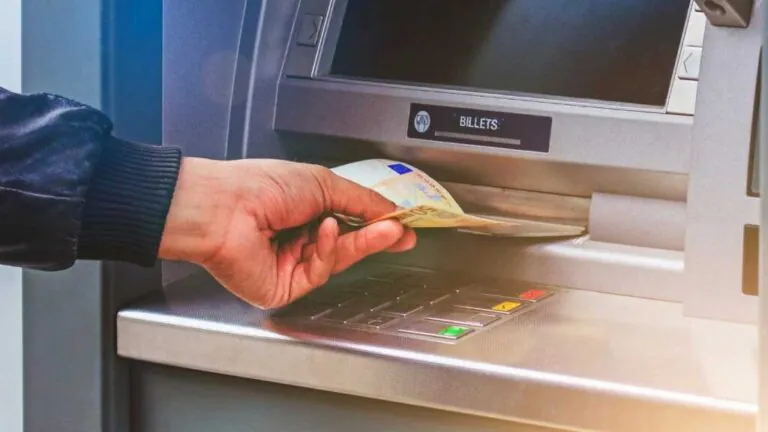 Bancomat, fate attenzione alla truffa del contatto: in 10 secondi vi svuotano il conto