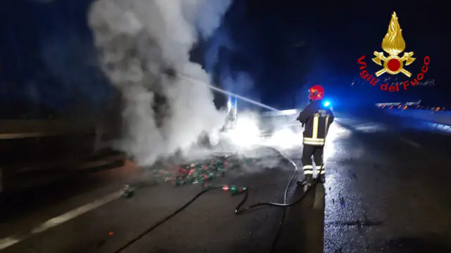 Divorato dalle fiamme il camion dell’acqua minerale. FOTO
