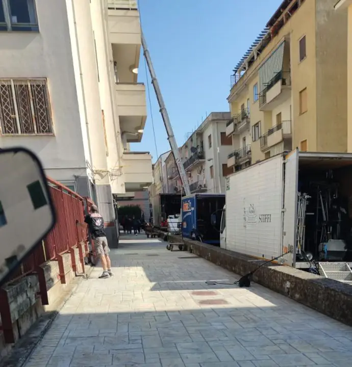 In allestimento set di nota fiction Rai nel centro della città