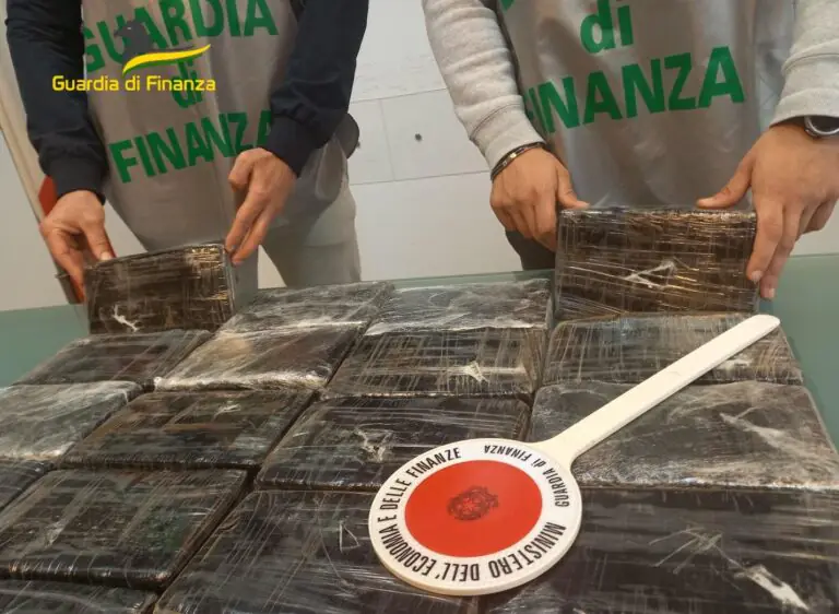 Beccato in autostrada con un carico di droga da 5 milioni di euro: piazze di spaccio a secco