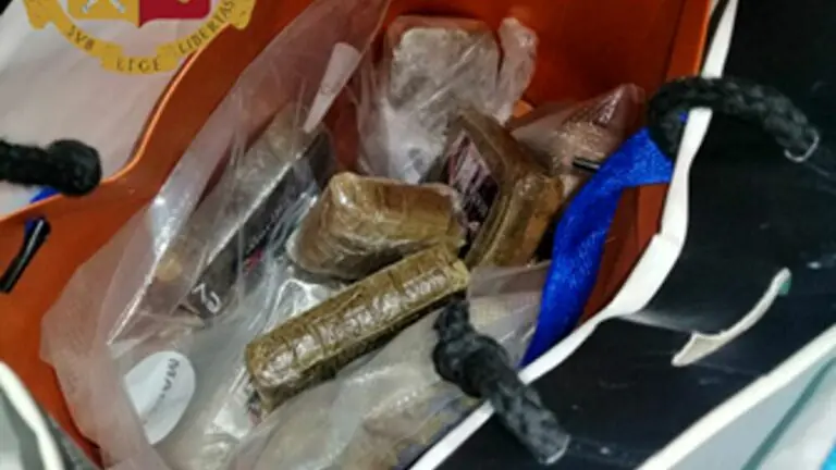 Cane antidroga trova un etto di hashish nei biscotti di un detenuto