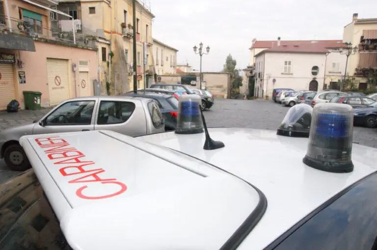 Aggrediti in piazza perchè stranieri, autori scovati grazie a un video